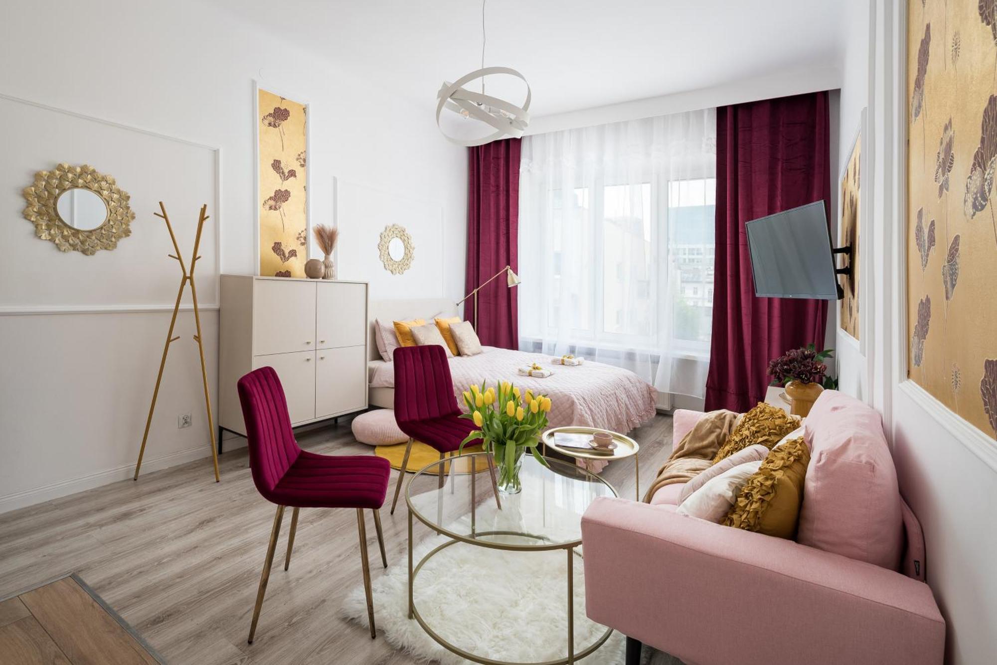 Apartment Pink Elephant 2x1br In Historic Tenement House 1 Km From