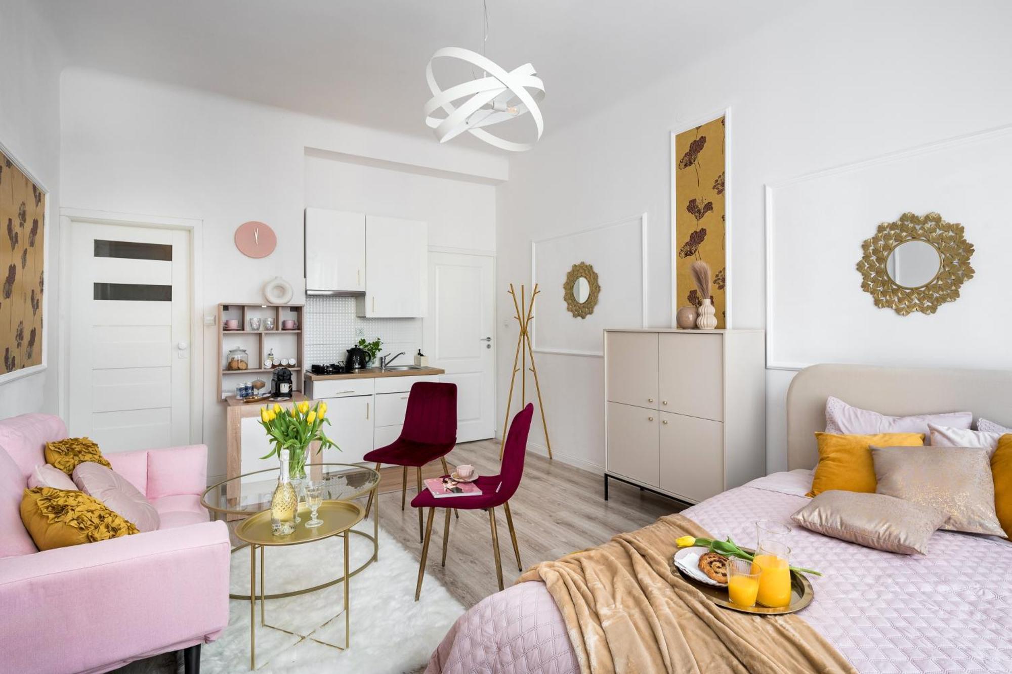 Apartment Pink Elephant 2x1br In Historic Tenement House 1 Km From
