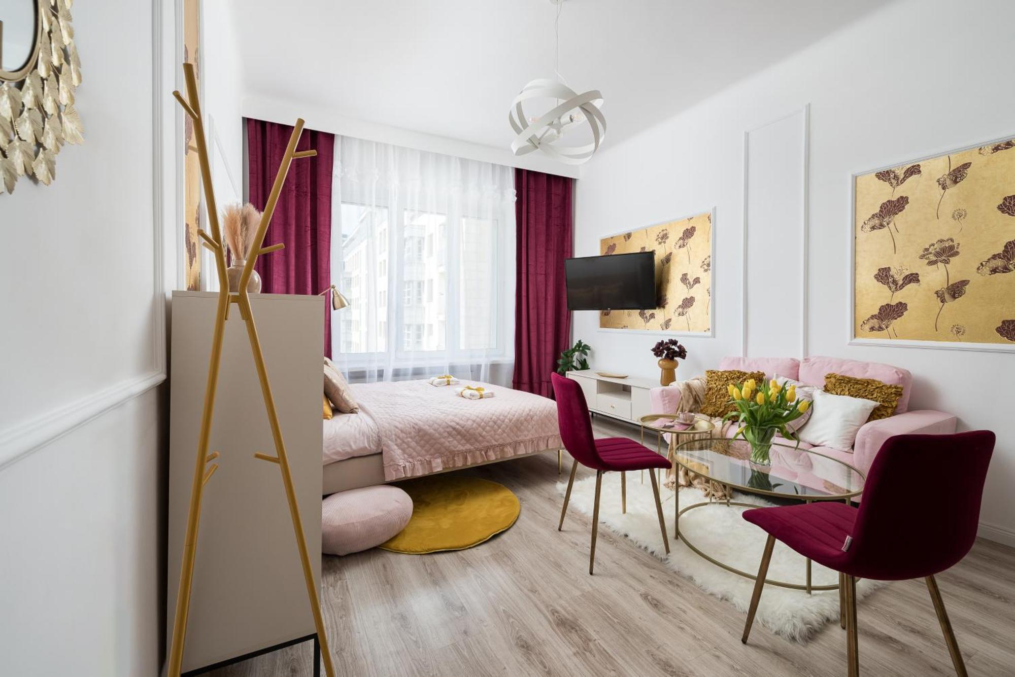 Apartament Pink Elephant 2x1br In Historic Tenement House 1 Km From