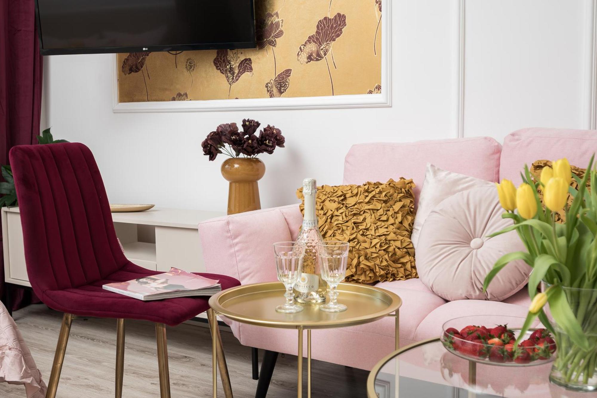 Apartament Pink Elephant 2x1br In Historic Tenement House 1 Km From